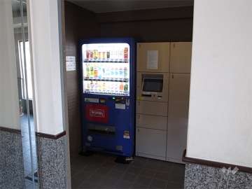 エントランスにある宅配ボックスと自動販売機
