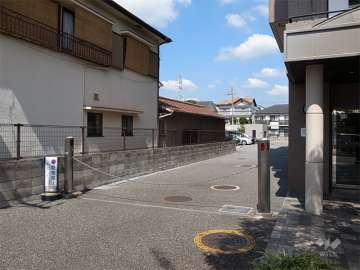 敷地内駐車場入口（ロボットゲート付き）