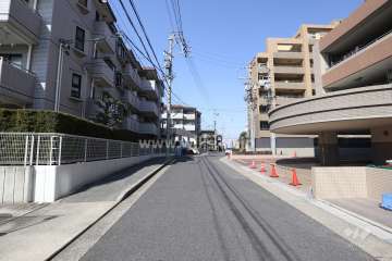 物件の東側前面道路（南側から）