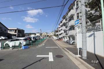 物件の西側前面道路（南側から）
