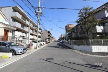 物件の北側前面道路（西側から）