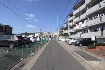 物件の西側前面道路（南側から）