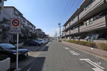 物件の北側前面道路（東側から）