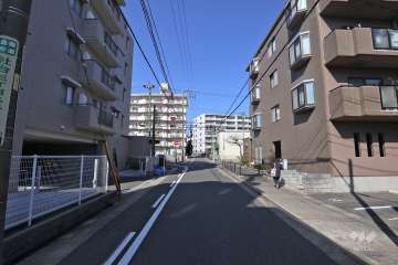 物件の東側前面道路（南側から）