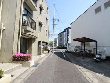 物件の南西側前面道路（北東側から）