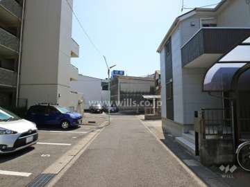 物件の北西側前面道路（北東側から）