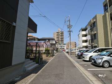 物件の北西側前面道路（南西側から）