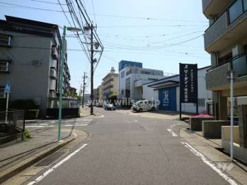 物件の南東側前面道路（北東側から）