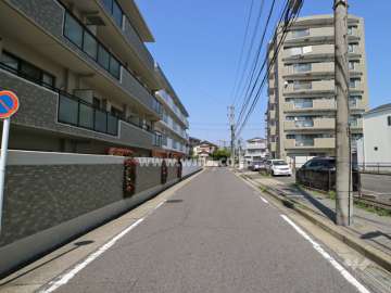 物件の南東側前面道路（南西側から）