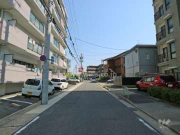 物件の北東側前面道路（北西側から）