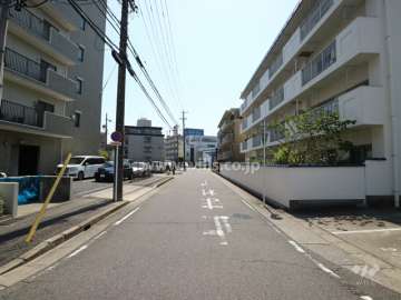 物件の北西側前面道路（北東側から）