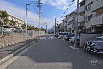 敷地北側の前面道路（西側から）