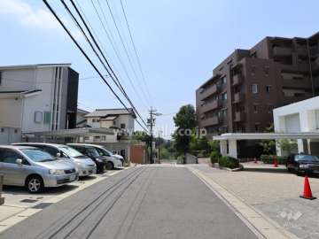 敷地南東側の前面道路（北東側から）