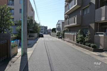 敷地東側の前面道路