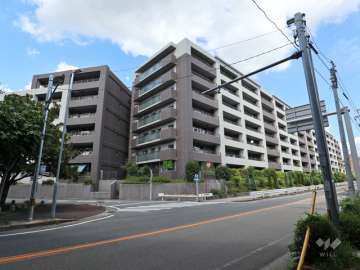 リフィア藤が丘の外観（南西側から）