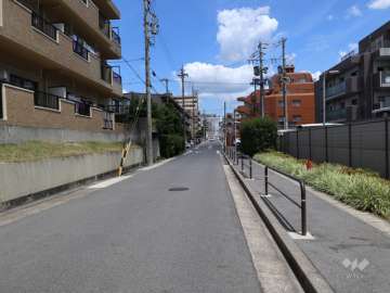 敷地の北側前面道路（西側から）