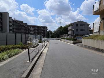 敷地の北側前面道路（東側から）