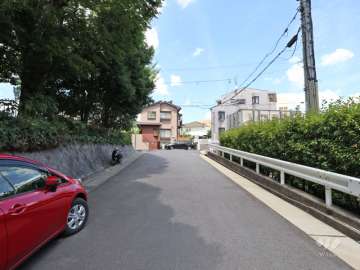 敷地の北西側前面道路（南西側から）