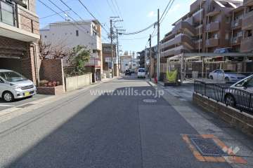 敷地北側の前面道路(西側から)