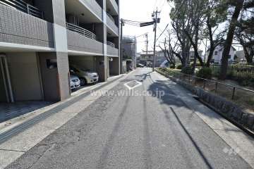 敷地南西側の前面道路(北西側から)