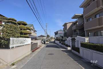 物件の北側前面道路（西側から）
