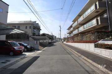 物件の南側前面道路（東側から）