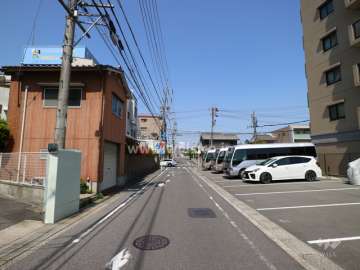 物件の北西側前面道路（南西側から）