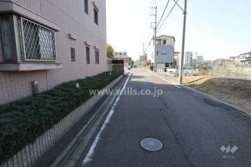 敷地西側の前面道路(北側から)