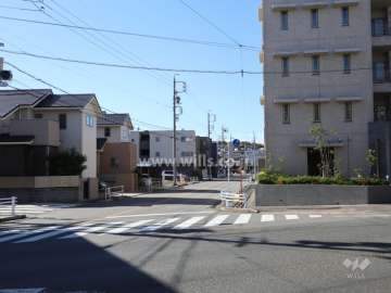 敷地東側の前面道路
