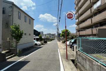 敷地南側の前面道路(東側から)