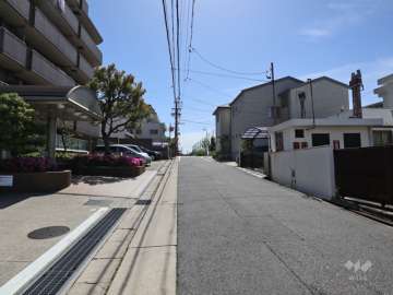 敷地の南側前面道路(西側から)