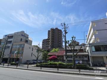 藤和シティホームズ神丘の遠景(北側から撮影)周辺は戸建やマンションが多く、少し離れたバス通り沿いは店舗や事務所があります。