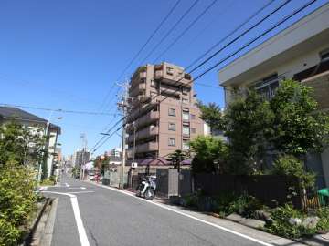藤和シティホームズ神丘の遠景(南東側から撮影)周辺は戸建やマンションが並び、写真左側は神丘中学校です。