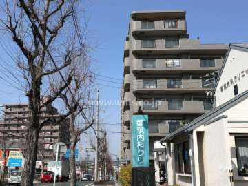 ファミール藤ヶ丘5番館の外観（南側から）と正面道路.jpg