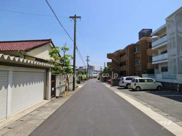 敷地の北側前面道路（西側から）