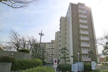 西一社第二団地102号棟の外観（北西側から）