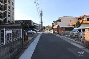 物件の北側前面道路（東側から）