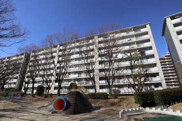 藤の木団地6号棟の外観（南東側から）