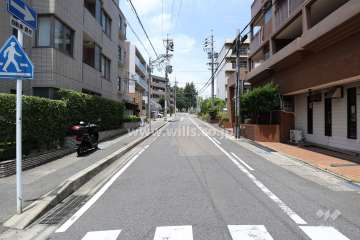 敷地東側の前面道路（南側から）