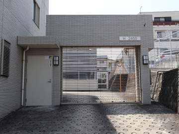 駐車場の出入り口(リングシャッター付き)
