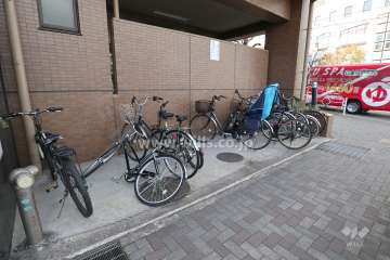 物件の東側前面道路（南側から）