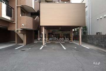 敷地内駐車場（屋外平面式）　※一部屋根有り