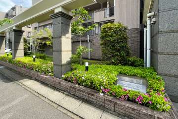 エントランスの銘板
