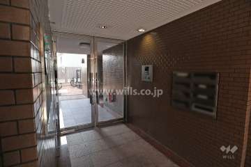 エントランスはオートロック付きです。