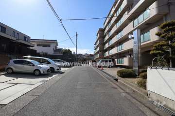 物件の南東側前面道路（北東側から）