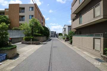 敷地東側の前面道路（北側から）