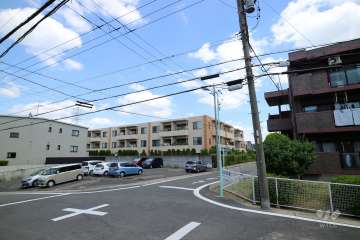 グランドメゾン上社ヒルズの遠景。周辺はマンションと一戸建てなどが混在する静かな住宅街です。