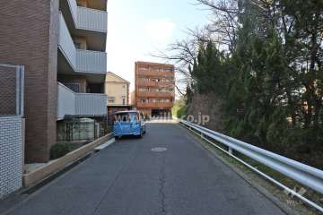 物件の北側前面道路（東側から）