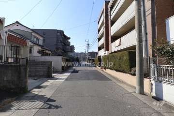物件の南側前面道路（東側から）