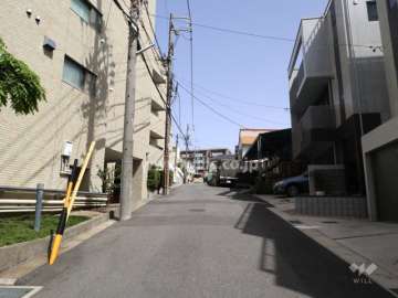 敷地東側の前面道路（南側から）